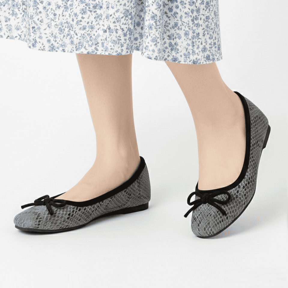 LA2120 1990tk Available Pumpie Shoe - 42 Size LA2120 - Image 1