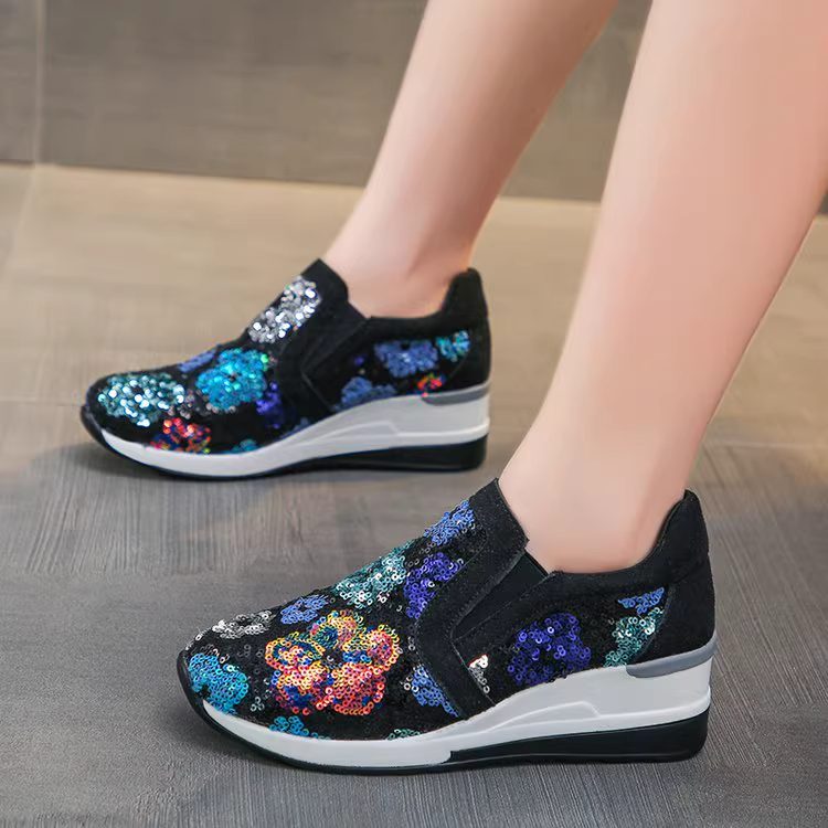 O1CN01WBHoPB1OVEJD3sNXE_!!858111710.jpg_ Plus-size wedge heel women’s shoes, 2025 Spring/Summer new style, color blocking, sequins, slip-on, sporty and casual women’s shoes - Image 1