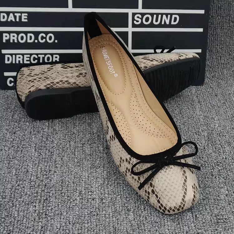 O1CN01zgQGFa24oC64L9VpN_!!181547437 Snake print women’s shoes flat square toe large size comfortable soft sole toe shoes LA2120 - Image 1
