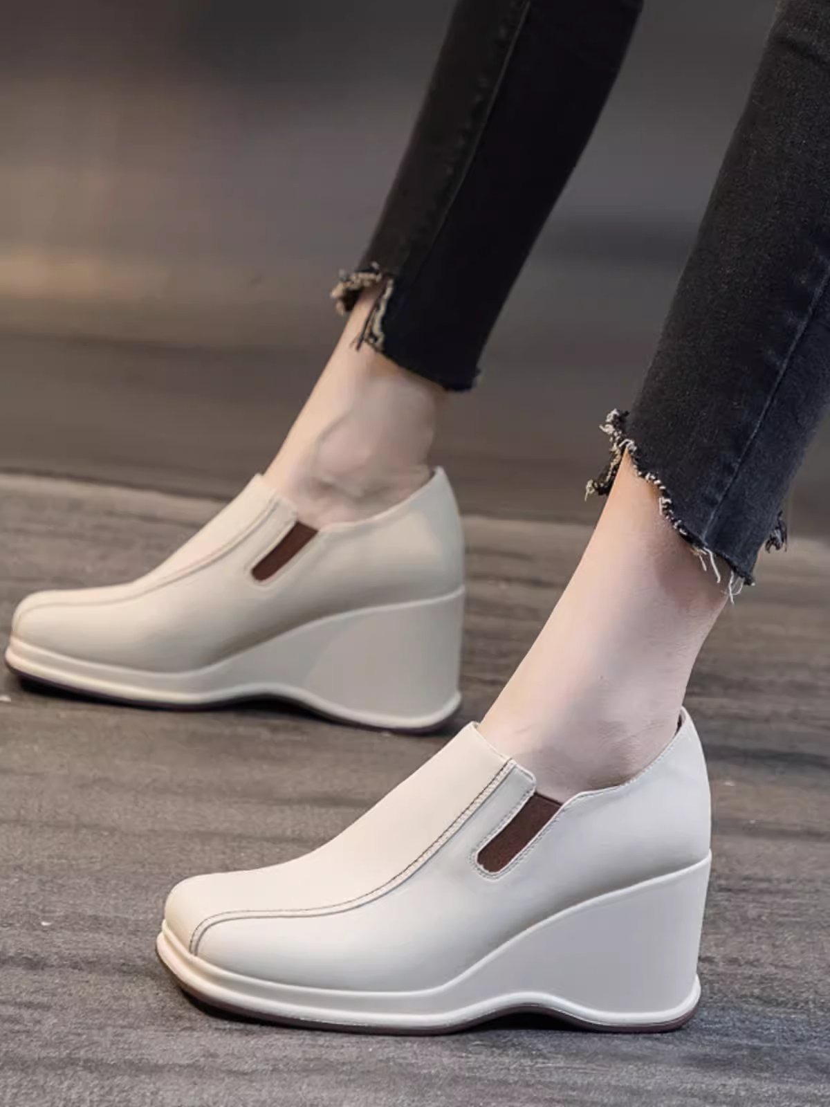 O1CN01igy67U1MWwOpN2dkc_!!2210959641443.jpg_Q75.jpg_ Red dragonfly leather square head high heels women’s - Image 1
