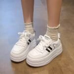 Lightweight white sneakers for women, 2025 autumn new style, popular Korean style, simple style, thick sole, hidden height increase.