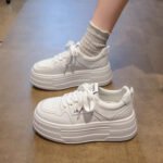 Simple platform white sneakers, new style, height-increasing, versatile, casual, lightweight, and comfortable for petite figures.