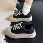 Women’s platform training shoes, 2025 new autumn hot-selling retro height-increasing board shoes, versatile casual sports shoes.