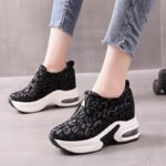 Women’s platform shoes with hidden wedge heels, new autumn 2025 style, leopard print, thick sole, chunky sneakers, sporty, casual, versatile, 8CM.
