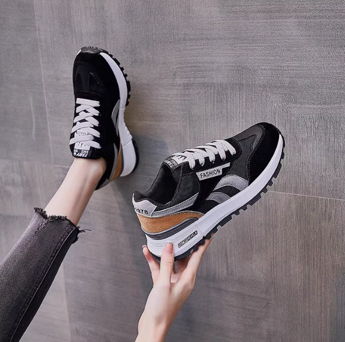 Screenshot 2024-10-28 182358 Available Sneaker - 35 Size LA3885 - Image 1